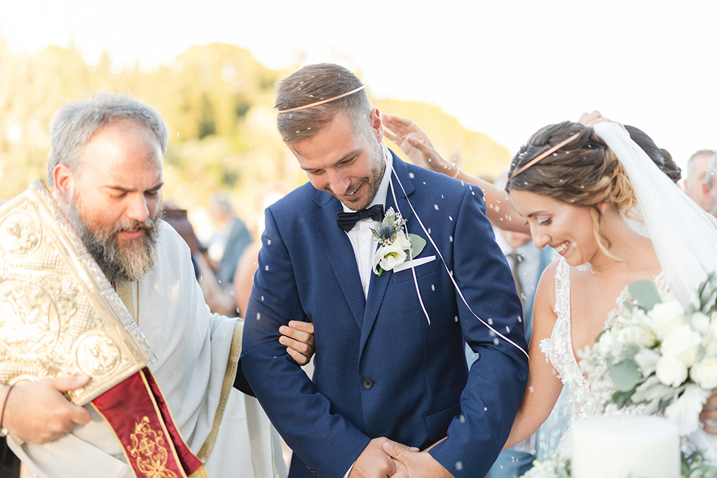 Ρομαντικός καλοκαιρινός γάμος στην Κέρκυρα με λευκά τριαντάφυλλα και γαλάζιες πινελιές │Ανθούλα & Θανάσης